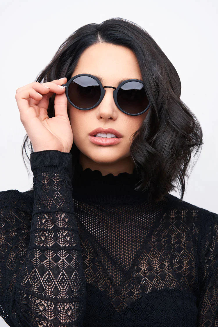 Woman wearing round-framed trending sunglasses